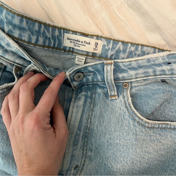 Abercrombie & Fitch The 90’s Relaxed Jean Curve Love High Rise Light Wash 29R - Picture 6 of 7